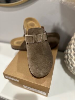 Cushionaire Hana-L Taupe Suede Clogs Sandals Size 8 New In Box